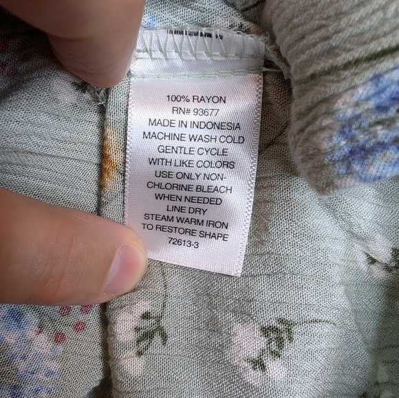 a.n.a. Long Sleeve Sage Green Floral Print V Neck Flowy Top Blouse XS Women - Picture 4 of 9